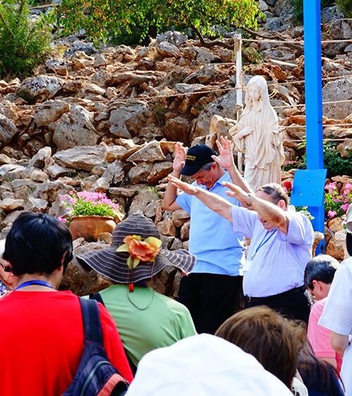 Cruz Azul Sacerdotes orando